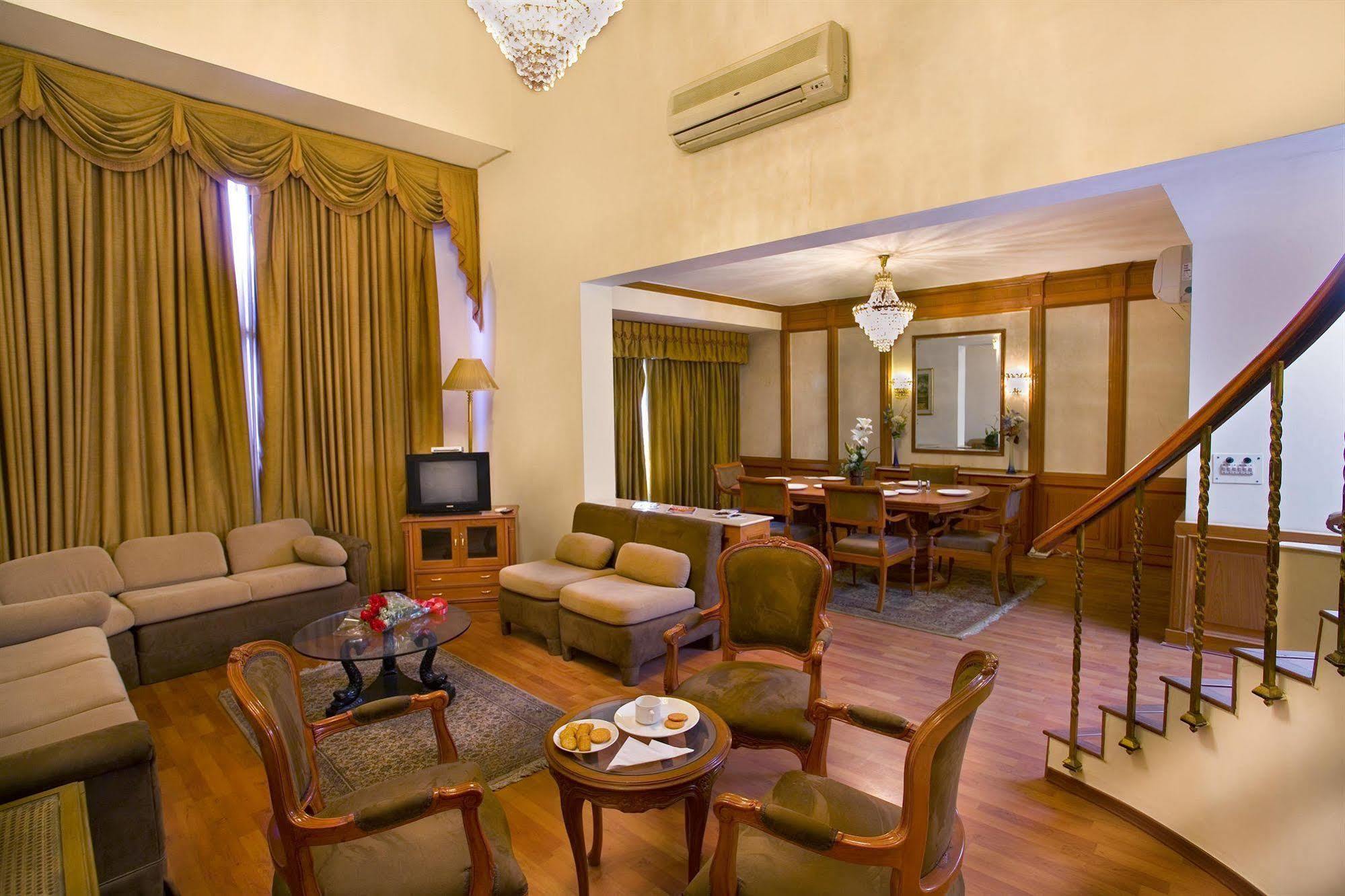 The Bmk Hotel Нью-Дели Экстерьер фото
